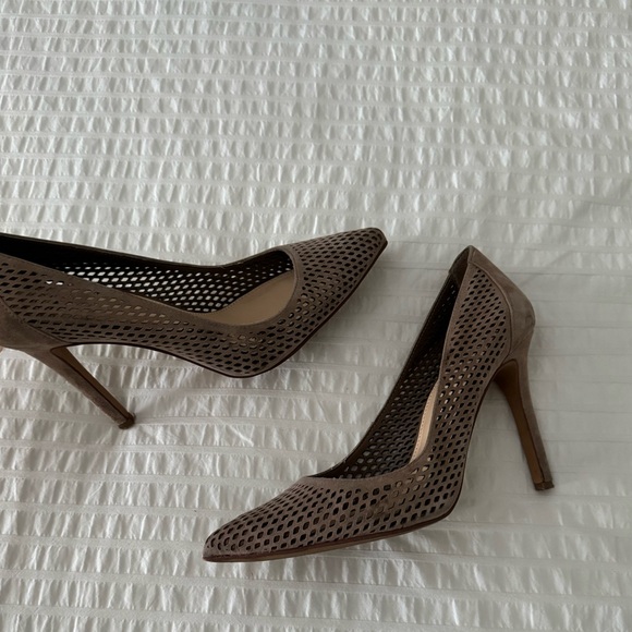 Vince Camuto perforated heels - Picture 2 of 5
